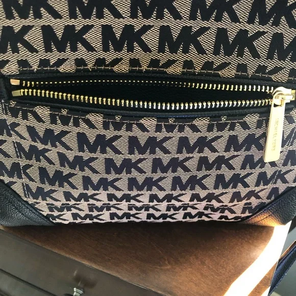 LIKE NEW!! Michael Kors Logo Crossbody. - Picture 3 of 6
